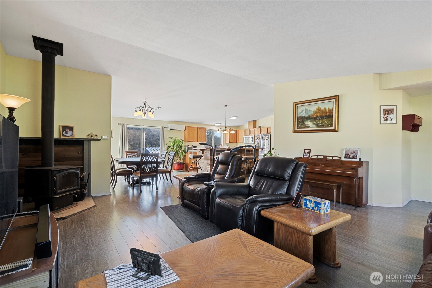 146 Rocky Lane Chehalis, WA 98532 - Photo 6 of 40 a living room with furniture a flat screen tv and kitchen view