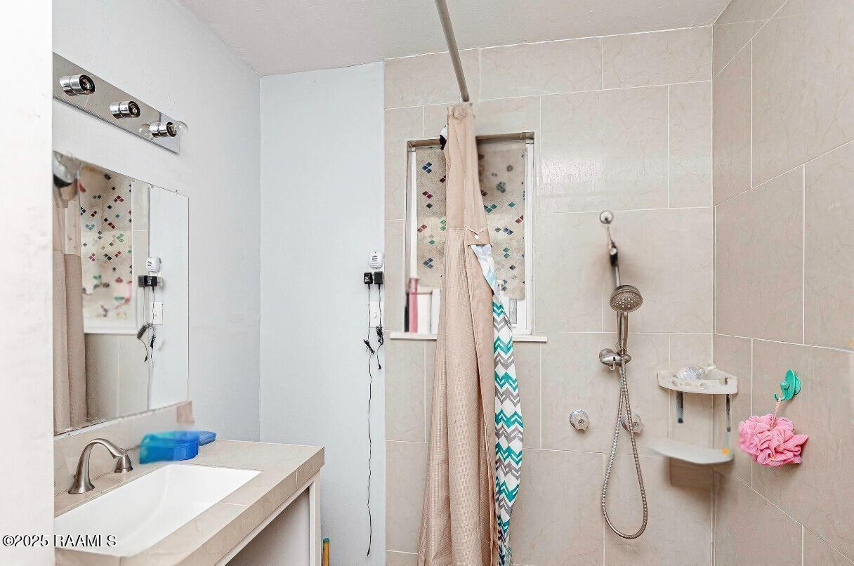 16508 Patton Avenue Baton Rouge, LA 70816 - Photo 6 of 10 BATHROOM