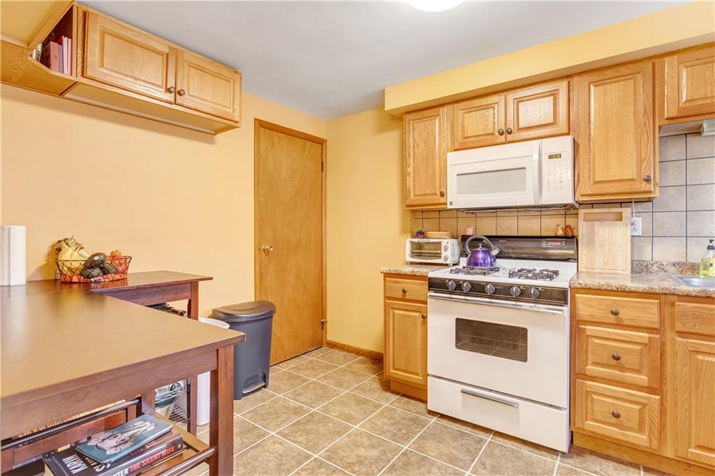 1685 Brodhead Road, Unit 2 Coraopolis, PA 15108 - Photo 9 of 25 Gas stove, microwave and refrigerator included.