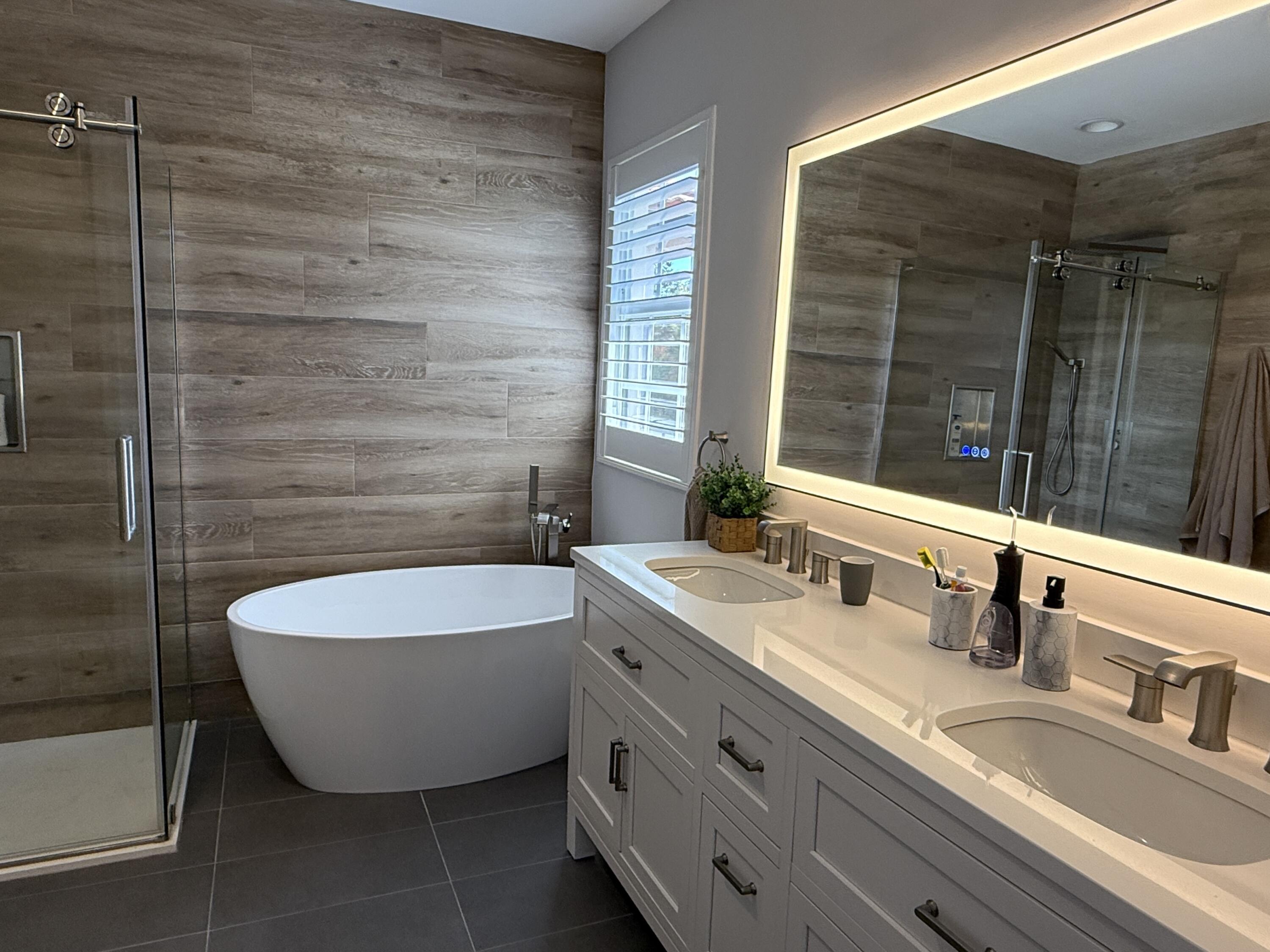 706 Duchess Court Palm Beach Gardens, FL 33410 - Photo 16 of 61 a bathroom with a double vanity sink and a bathtub