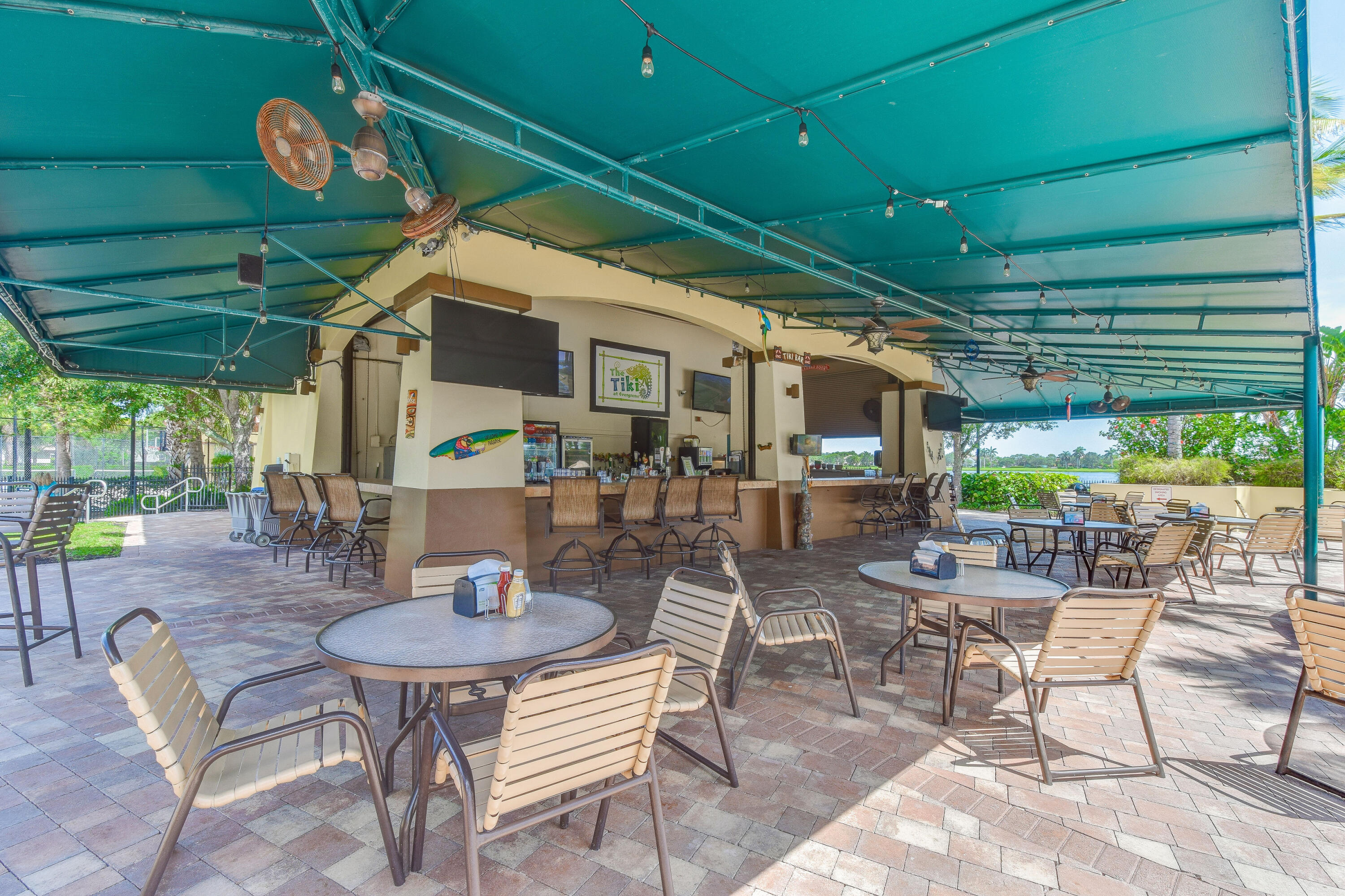 706 Duchess Court Palm Beach Gardens, FL 33410 - Photo 43 of 61 a outdoor dining space with a table and chairs