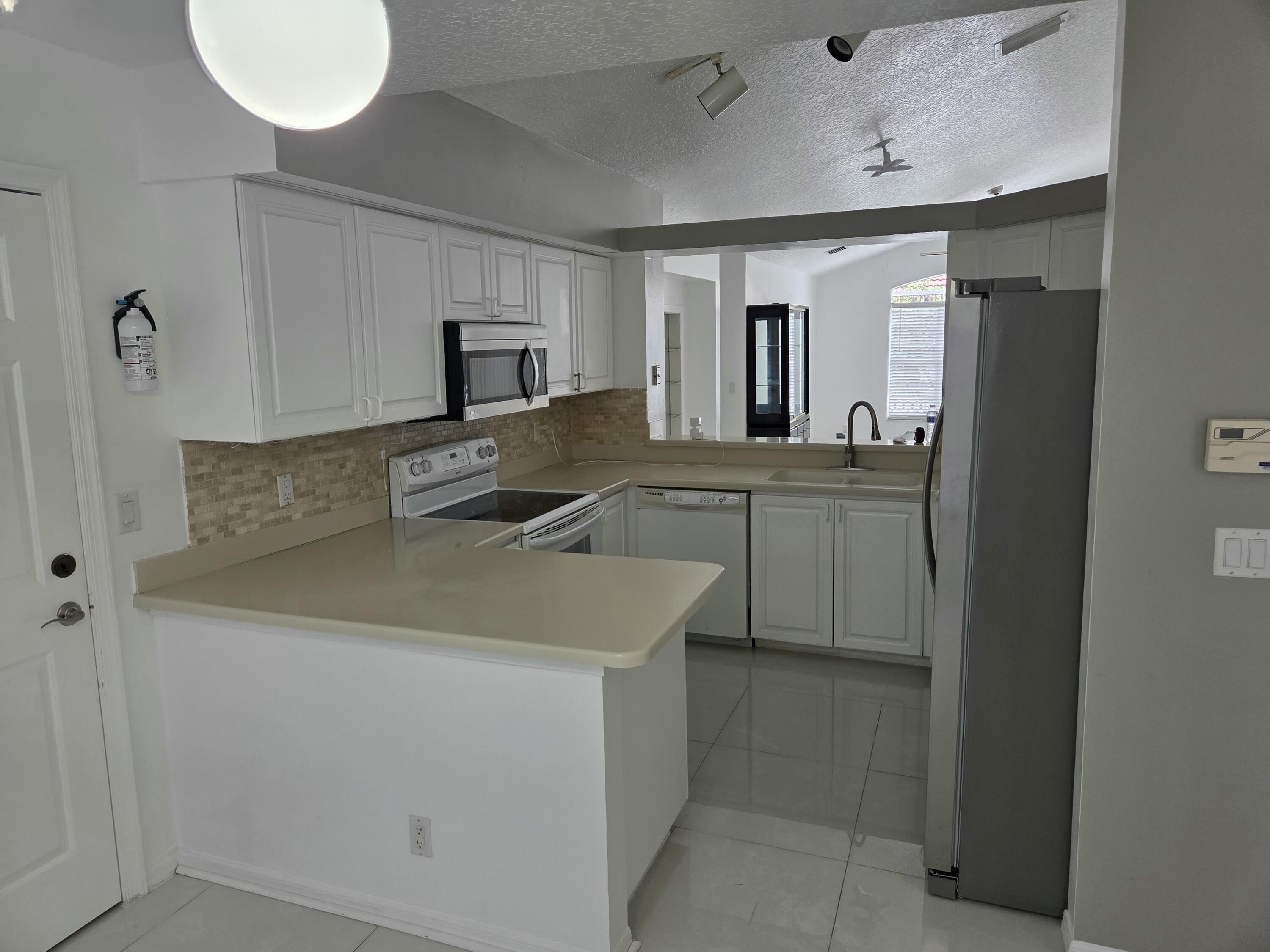 3021 Casa Rio Court Riviera Beach, FL 33418 - Photo 3 of 16 1000029319