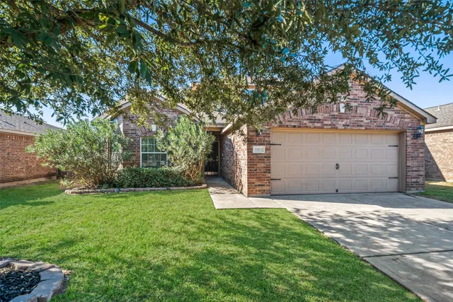 a view of a yard with barn