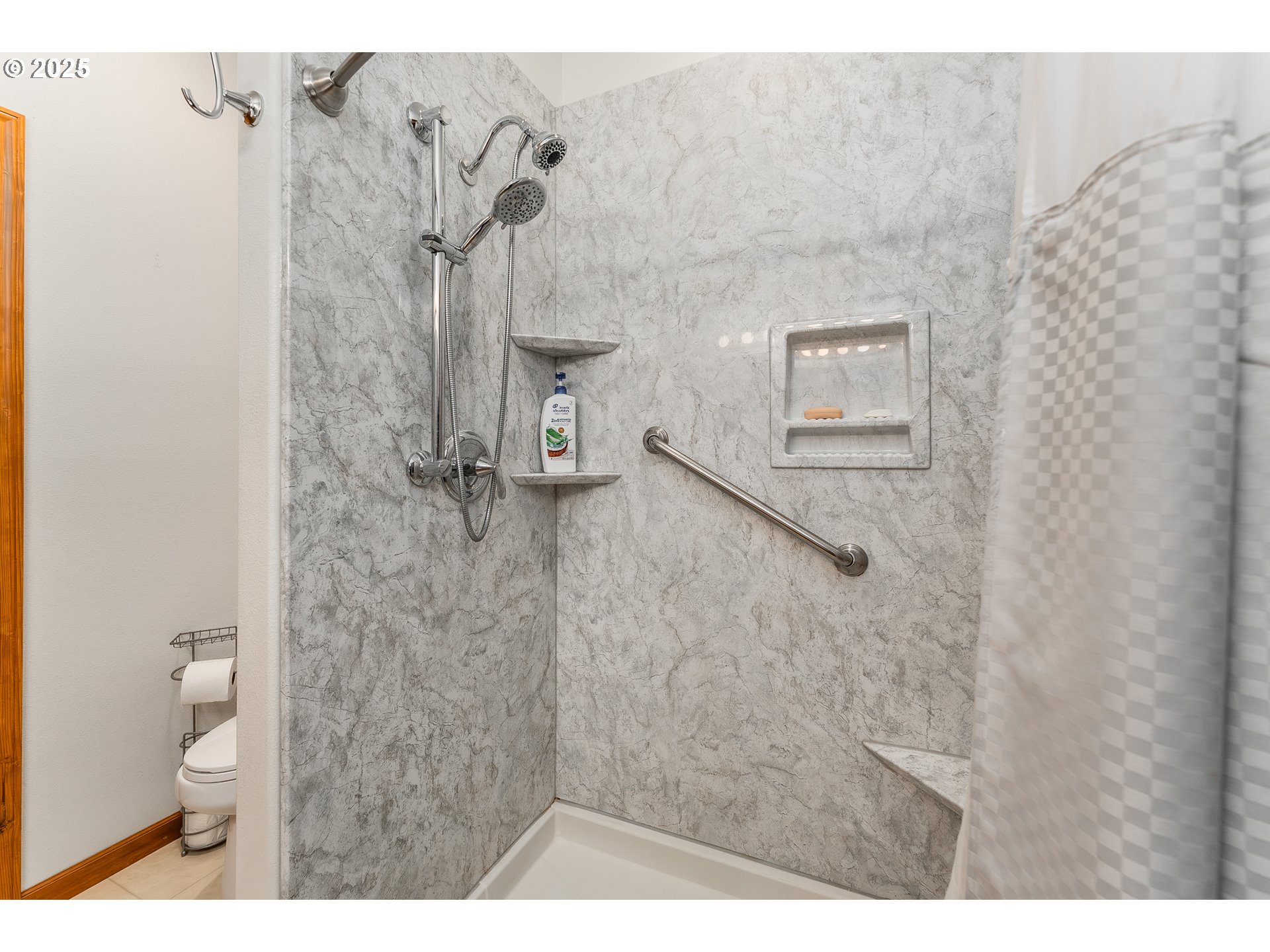 371 Rachel Lynn Way Roseburg, OR 97471 - Photo 15 of 34 a bathroom with a shower