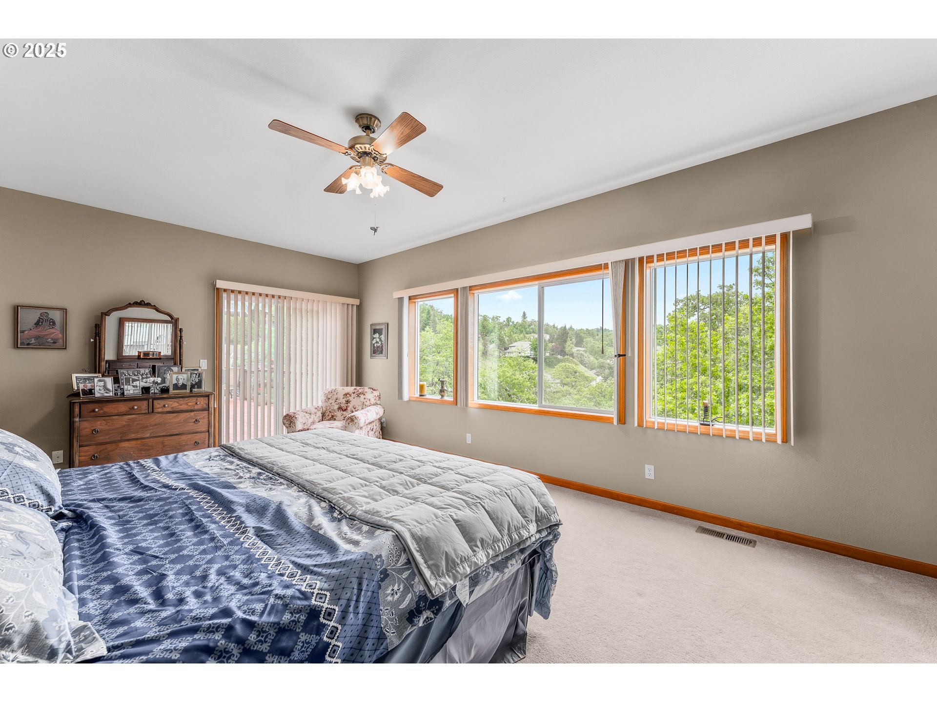 371 Rachel Lynn Way Roseburg, OR 97471 - Photo 17 of 34 a bedroom with a large bed and a window