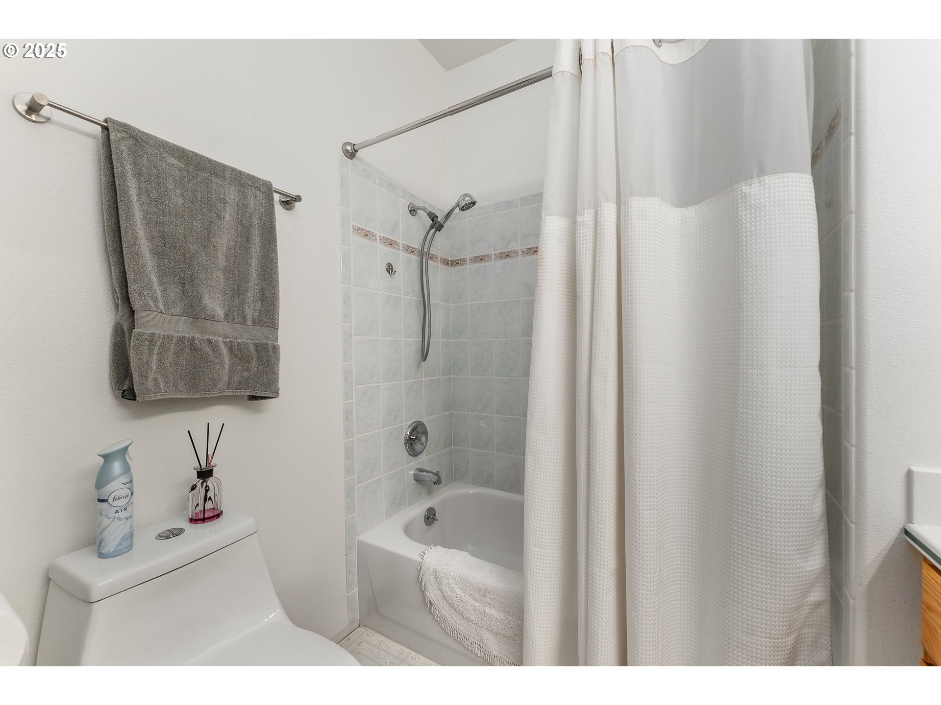 371 Rachel Lynn Way Roseburg, OR 97471 - Photo 21 of 34 a bathroom with a bathtub a shower a sink and a mirror