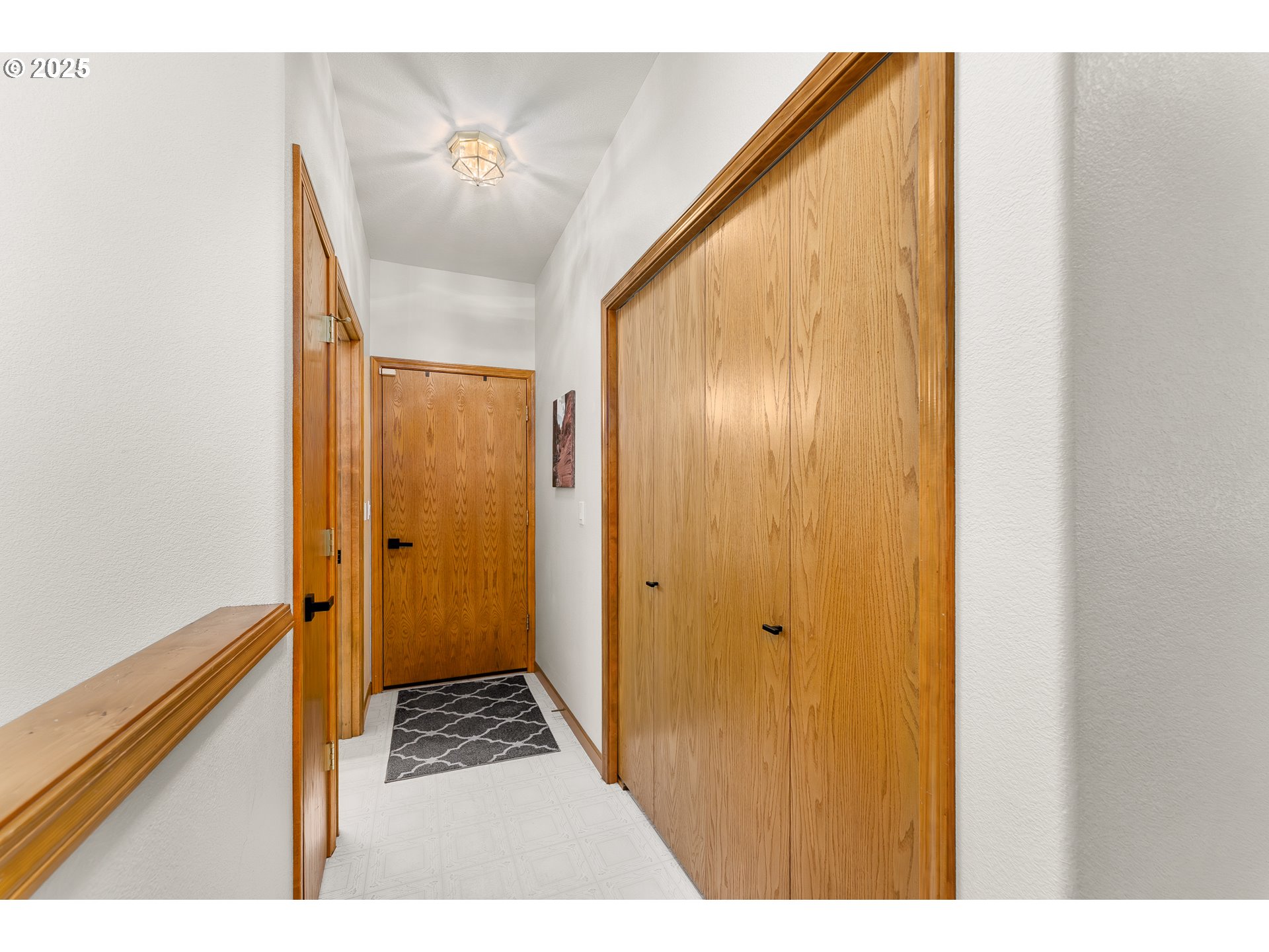 371 Rachel Lynn Way Roseburg, OR 97471 - Photo 22 of 34 a view of hallway with a large mirror and a sink