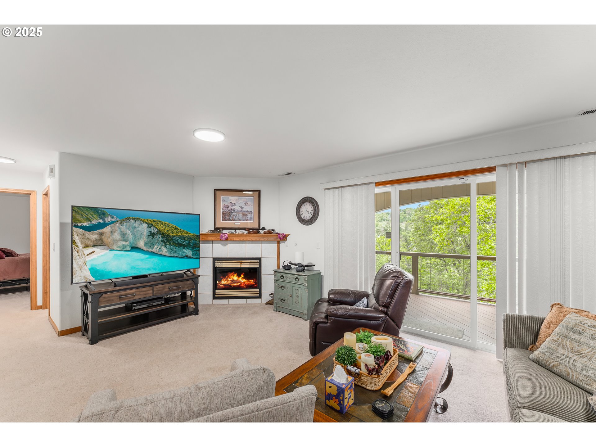 371 Rachel Lynn Way Roseburg, OR 97471 - Photo 25 of 34 a living room with furniture a flat screen tv and a large window