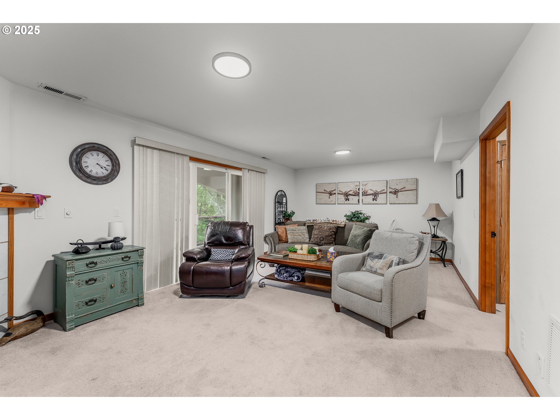 371 Rachel Lynn Way Roseburg, OR 97471 - Photo 27 of 34 a living room with furniture gym equipment and a large window