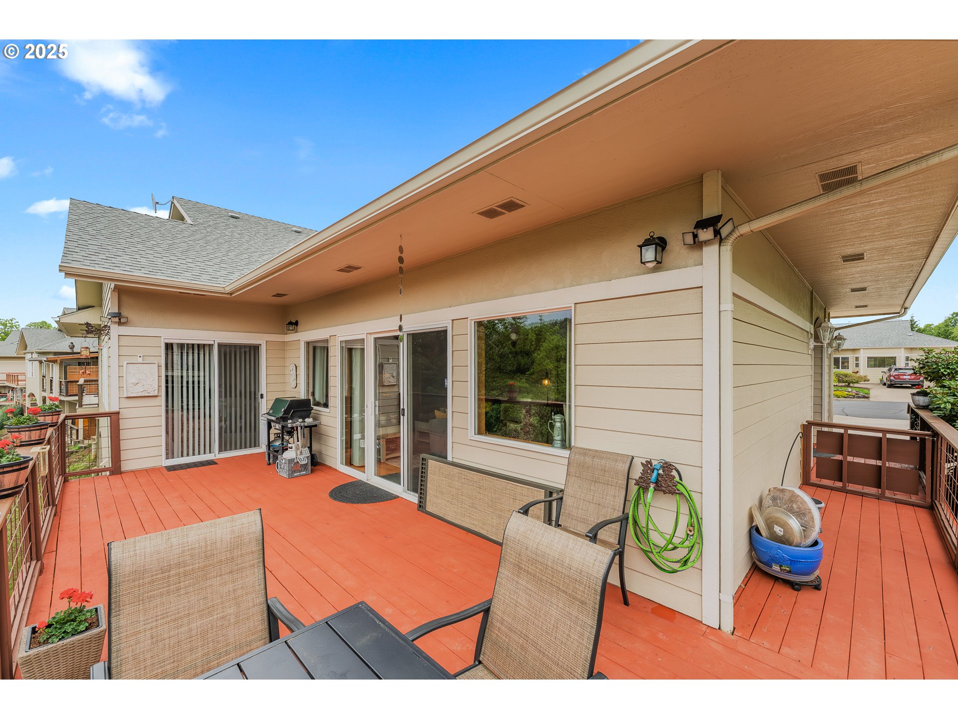 371 Rachel Lynn Way Roseburg, OR 97471 - Photo 6 of 34 a view of a patio with table and chairs with wooden floor