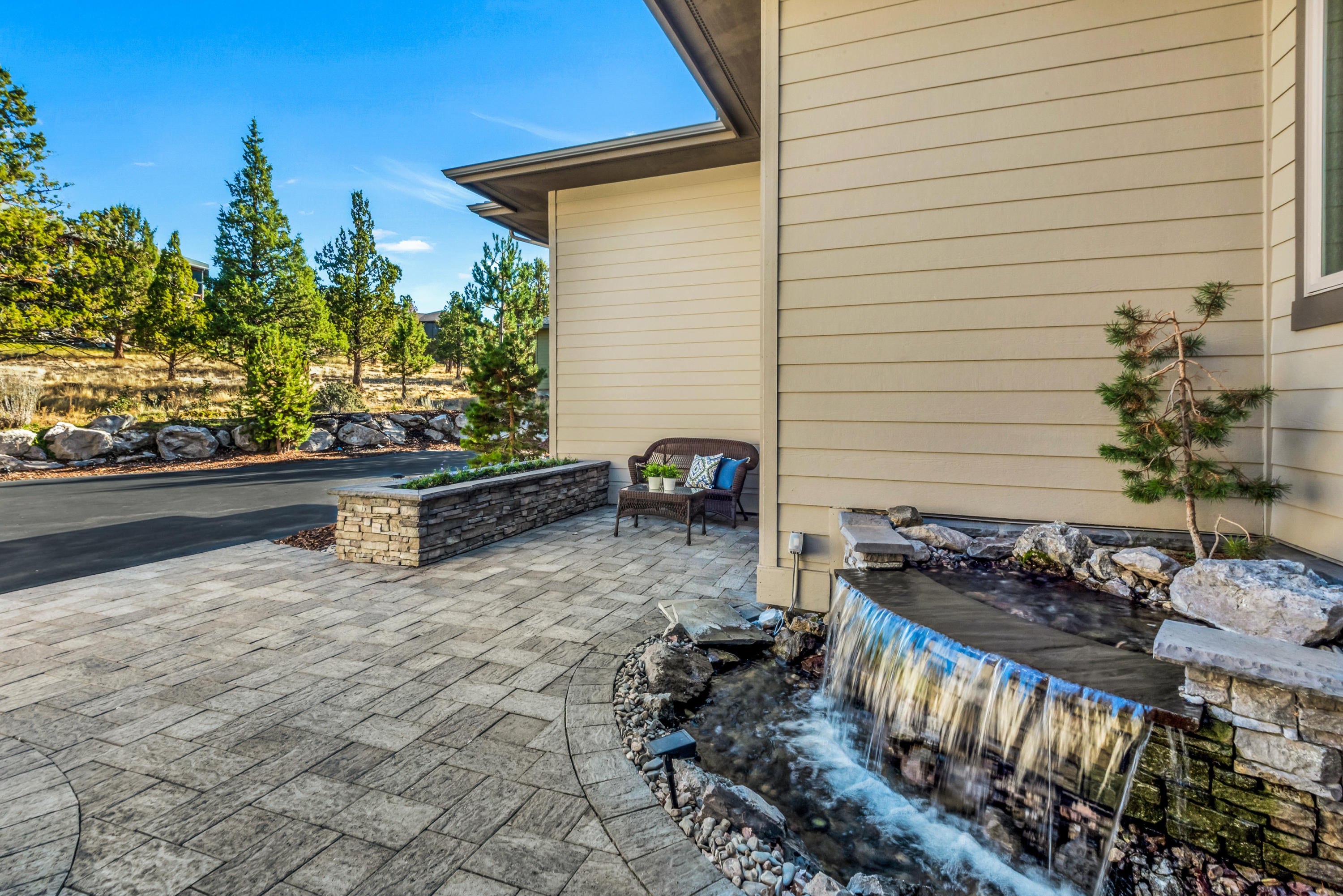 1133 Highland View Loop Redmond, OR 97756 - Photo 5 of 59 Private entertaining space gets morning sun and afternoon shade