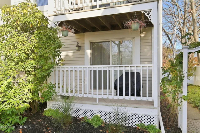 a view of yard with green space