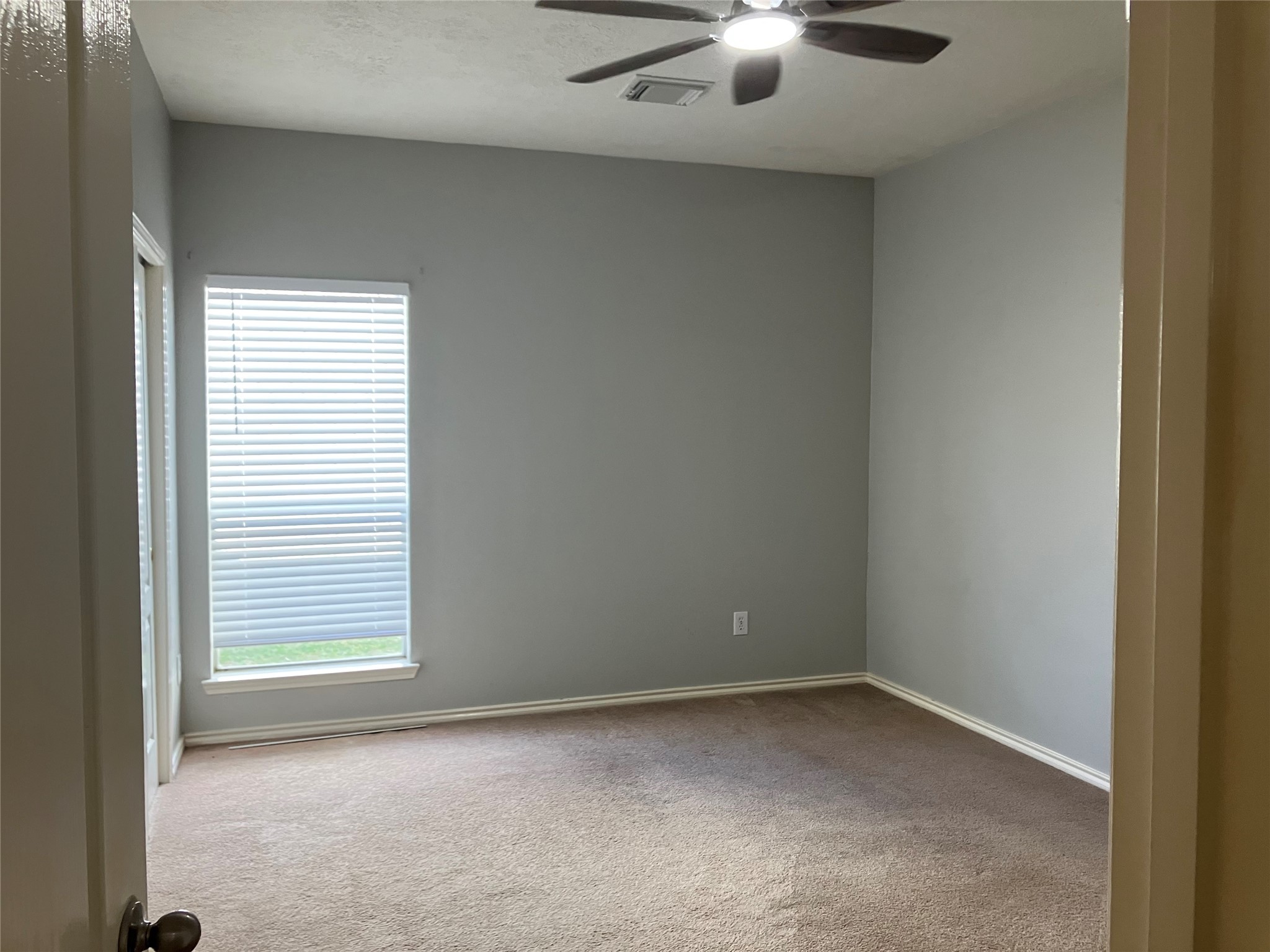 3402 Pebble Beach Lane Pearland, TX 77584 - Photo 18 of 31 an empty room with a window and a ceiling fan