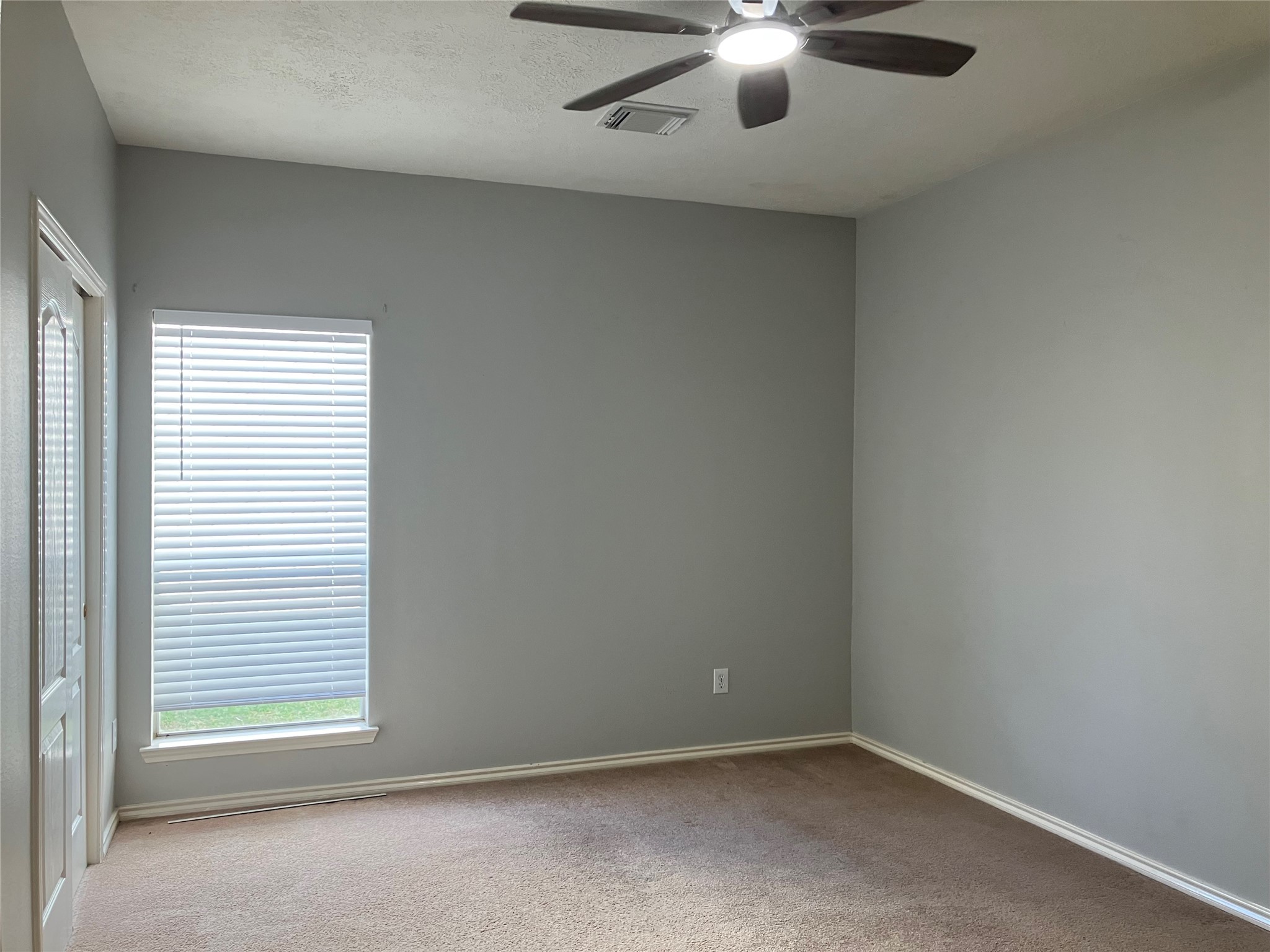 3402 Pebble Beach Lane Pearland, TX 77584 - Photo 19 of 31 an empty room with a window