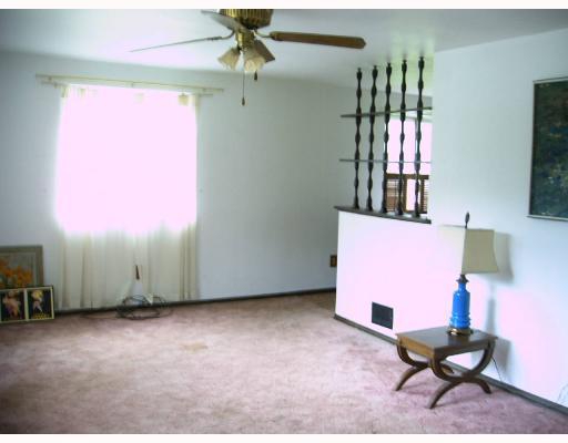 Living Room. Large light and bright livingroom with ceiling fan