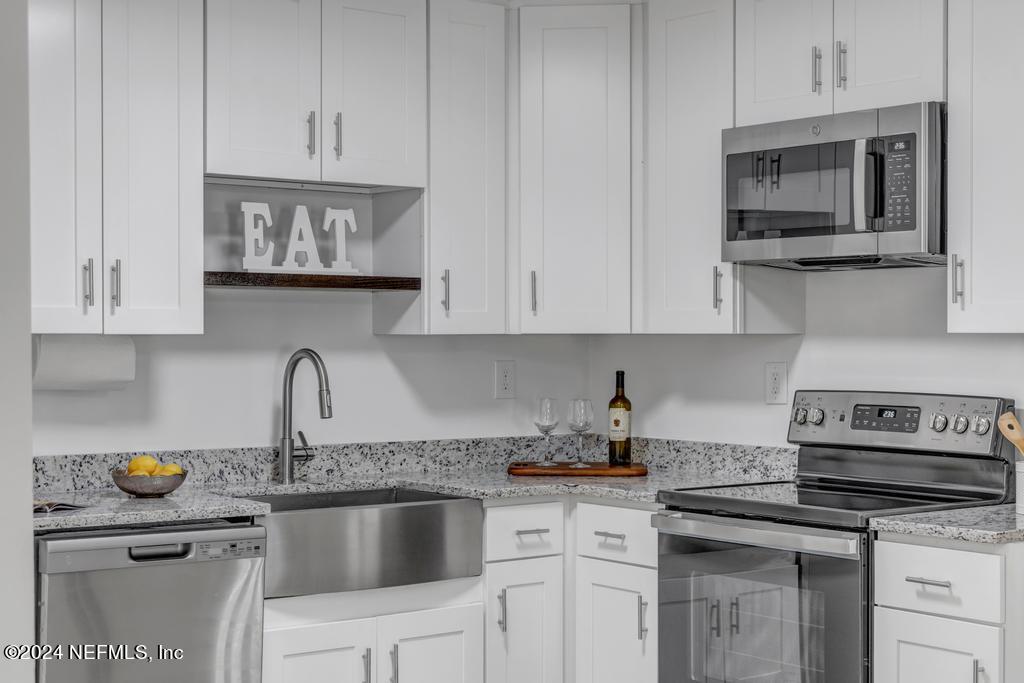 903 Royal Road St. Augustine, FL 32086 - Photo 18 of 32 a kitchen with appliances a sink and cabinets