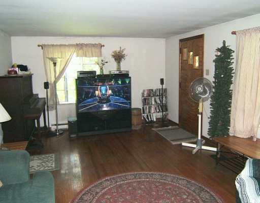 224 980th Road McDonald, PA 15057 - Photo 4 of 8 Living Room.