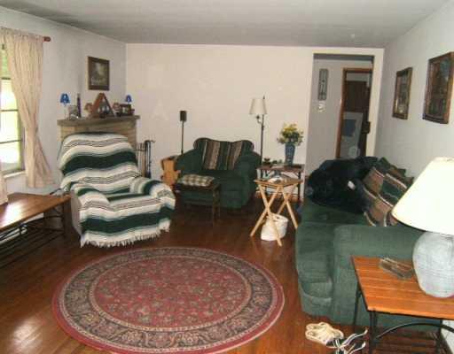 224 980th Road McDonald, PA 15057 - Photo 5 of 8 Living Room.