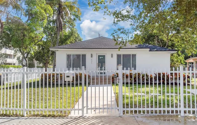 a view of a backyard