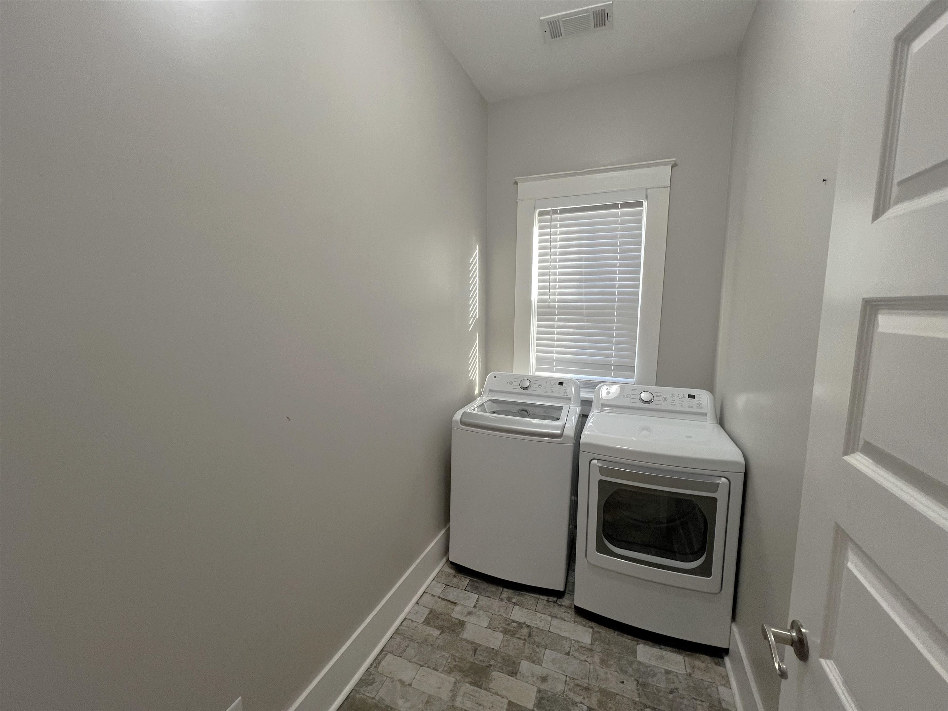 897 South Cox Street Memphis, TN 38104 - Photo 12 of 14 a utility room with dryer and washer