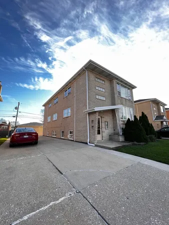 $1,800 | 5217 West 87th Street, Unit 2, Oak Lawn, IL 60453