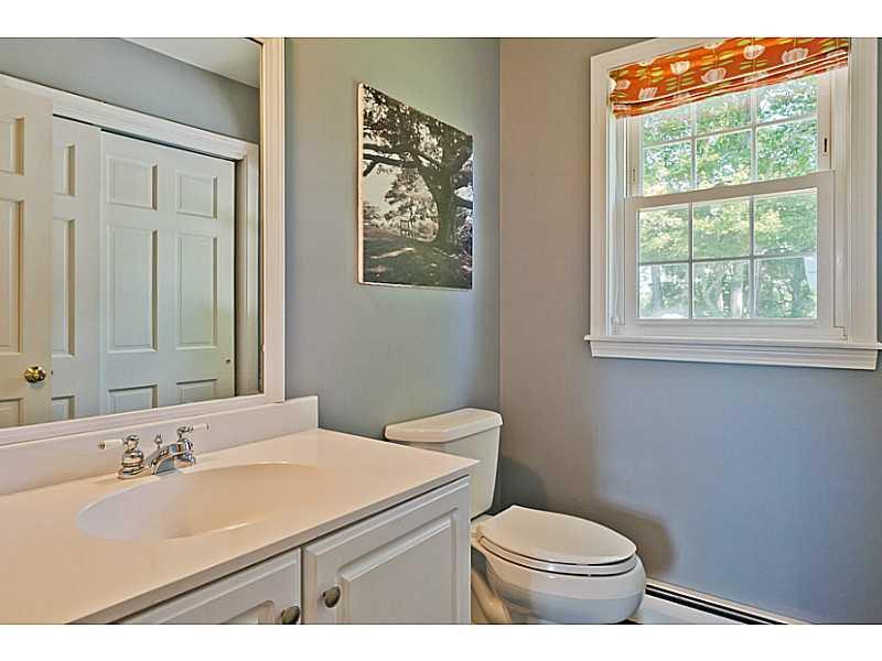 9 Muirfield Road Cumberland, ME 04021 - Photo 19 of 32 Bathroom.