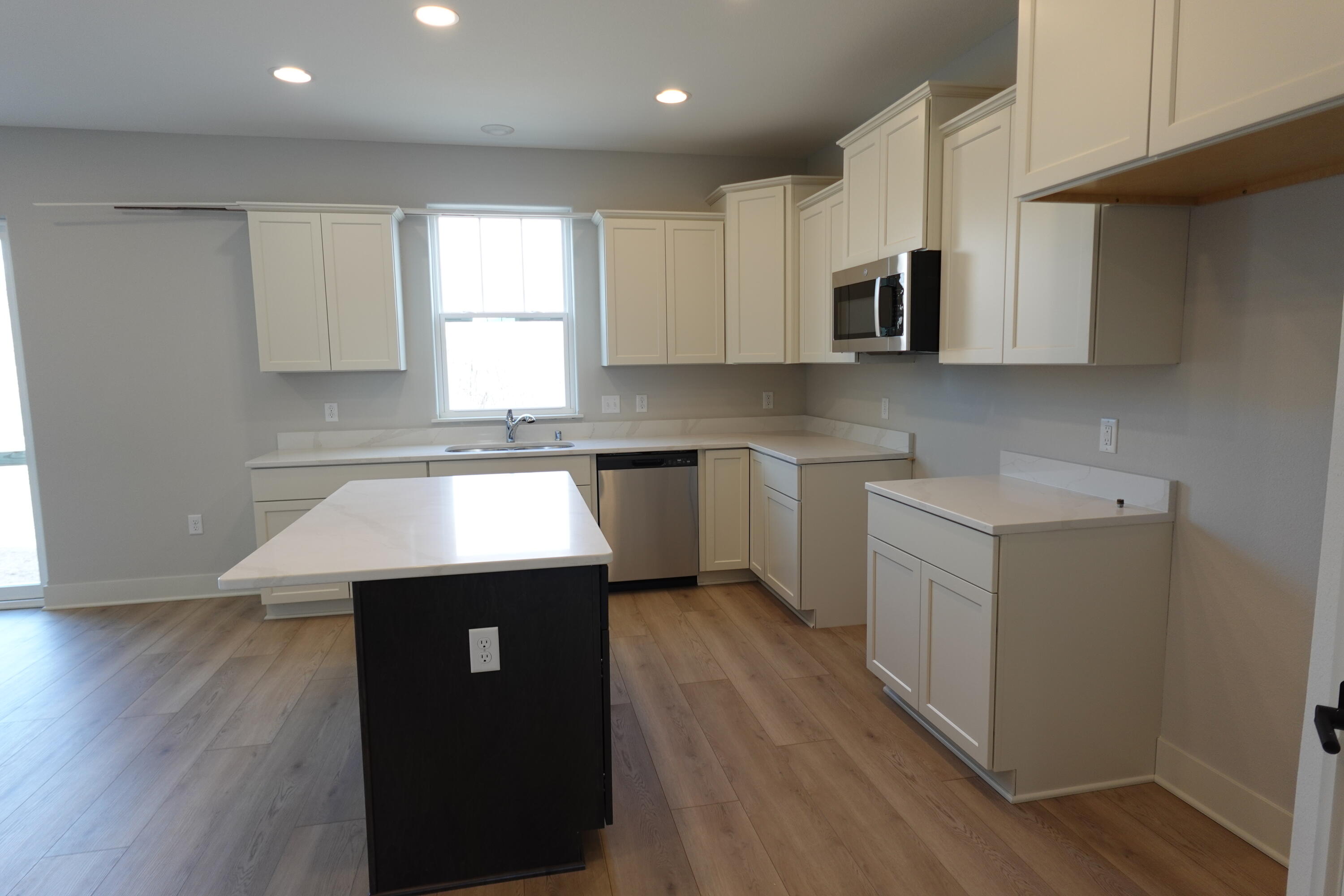 511 Woodside Court West Bend, WI 53095 - Photo 14 of 49 Kitchen