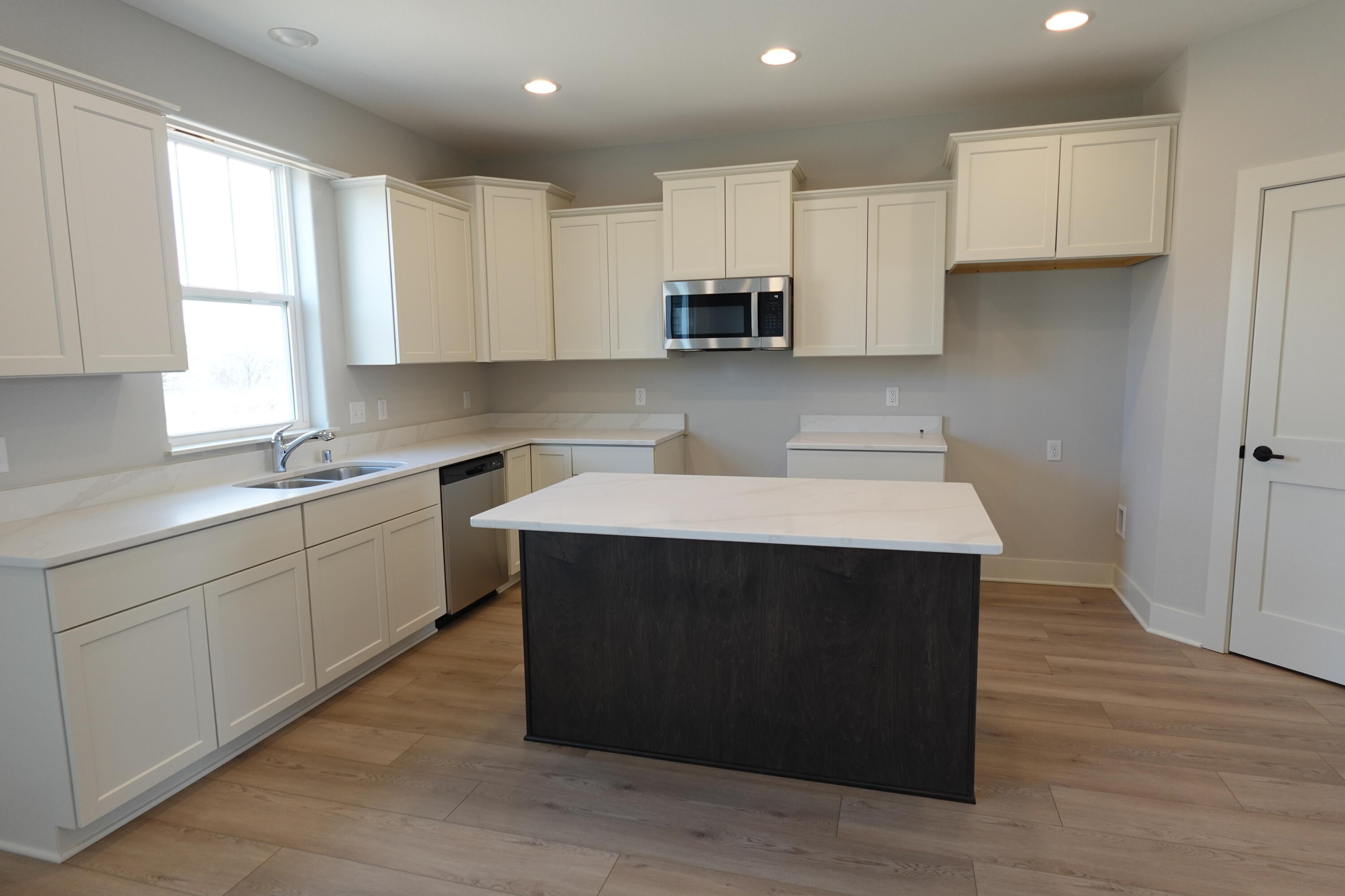 511 Woodside Court West Bend, WI 53095 - Photo 15 of 49 Kitchen