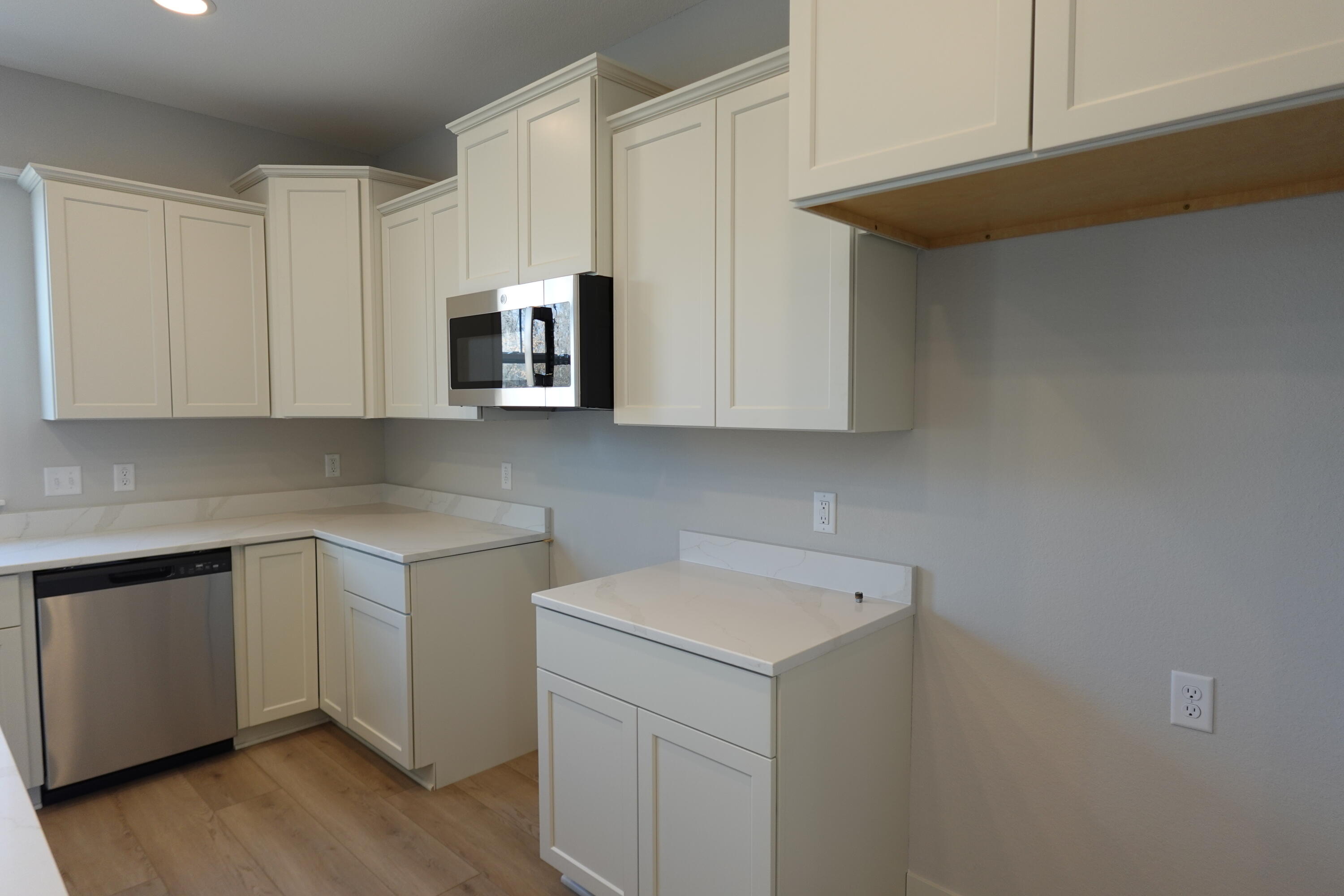 511 Woodside Court West Bend, WI 53095 - Photo 16 of 49 Kitchen