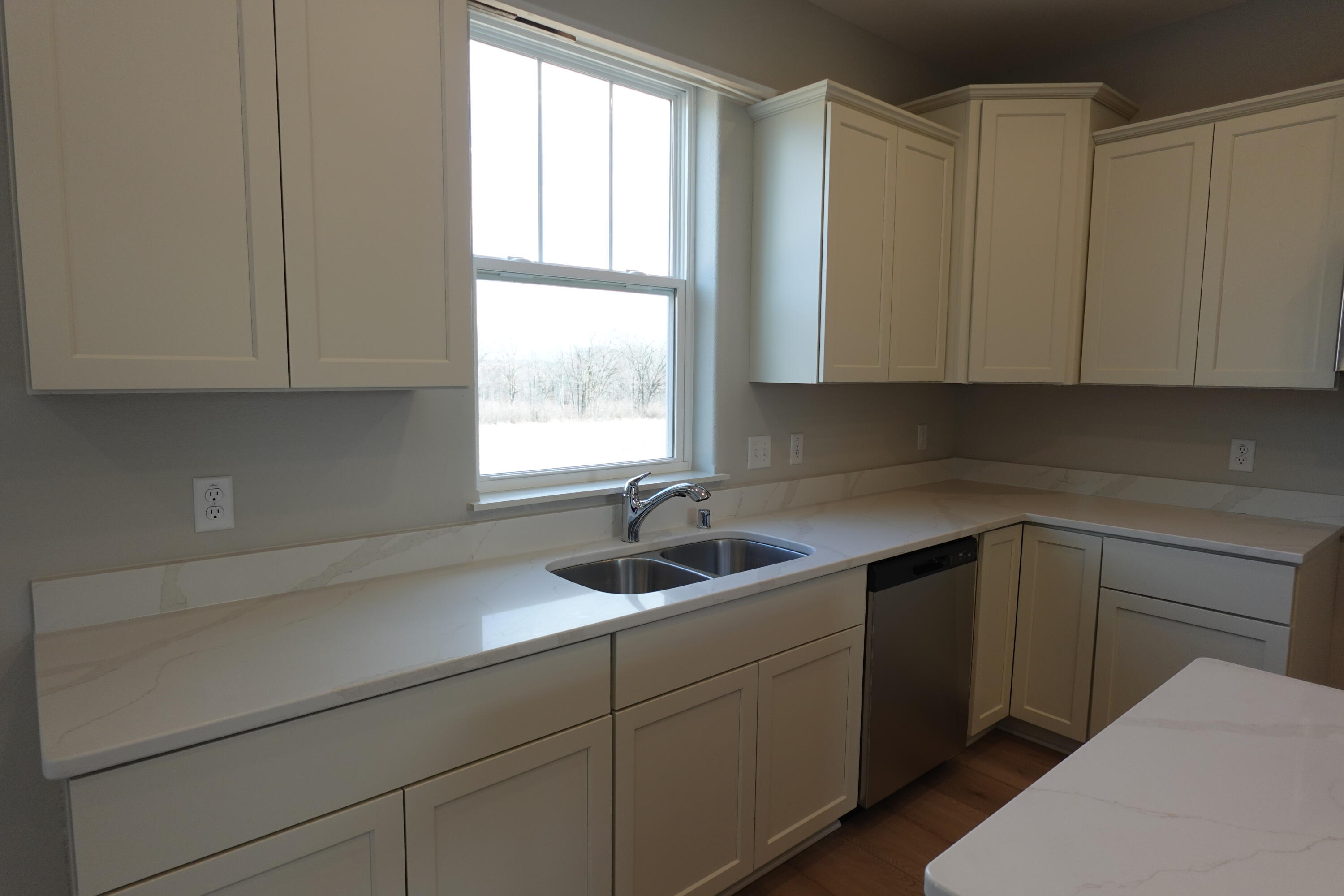 511 Woodside Court West Bend, WI 53095 - Photo 17 of 49 Kitchen