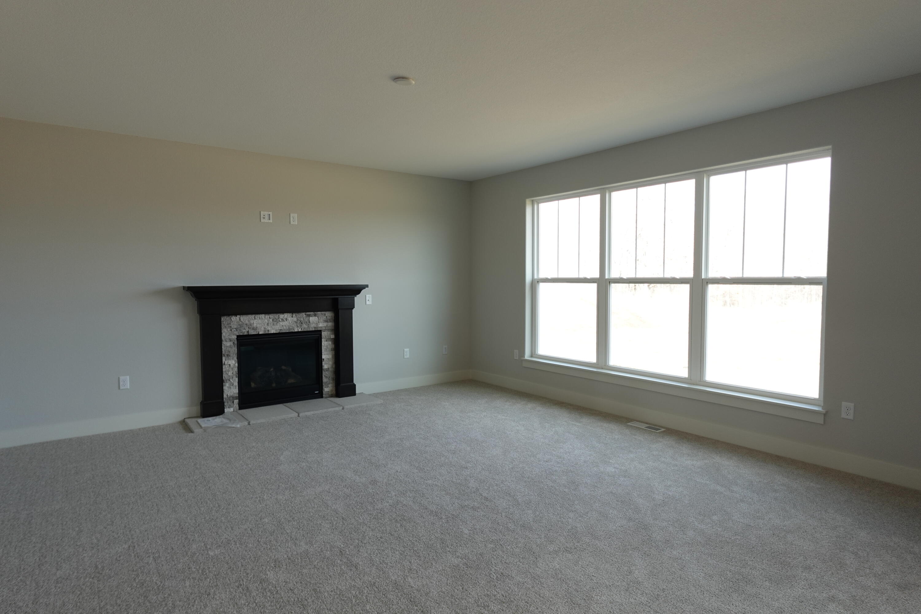 511 Woodside Court West Bend, WI 53095 - Photo 22 of 49 Living Room