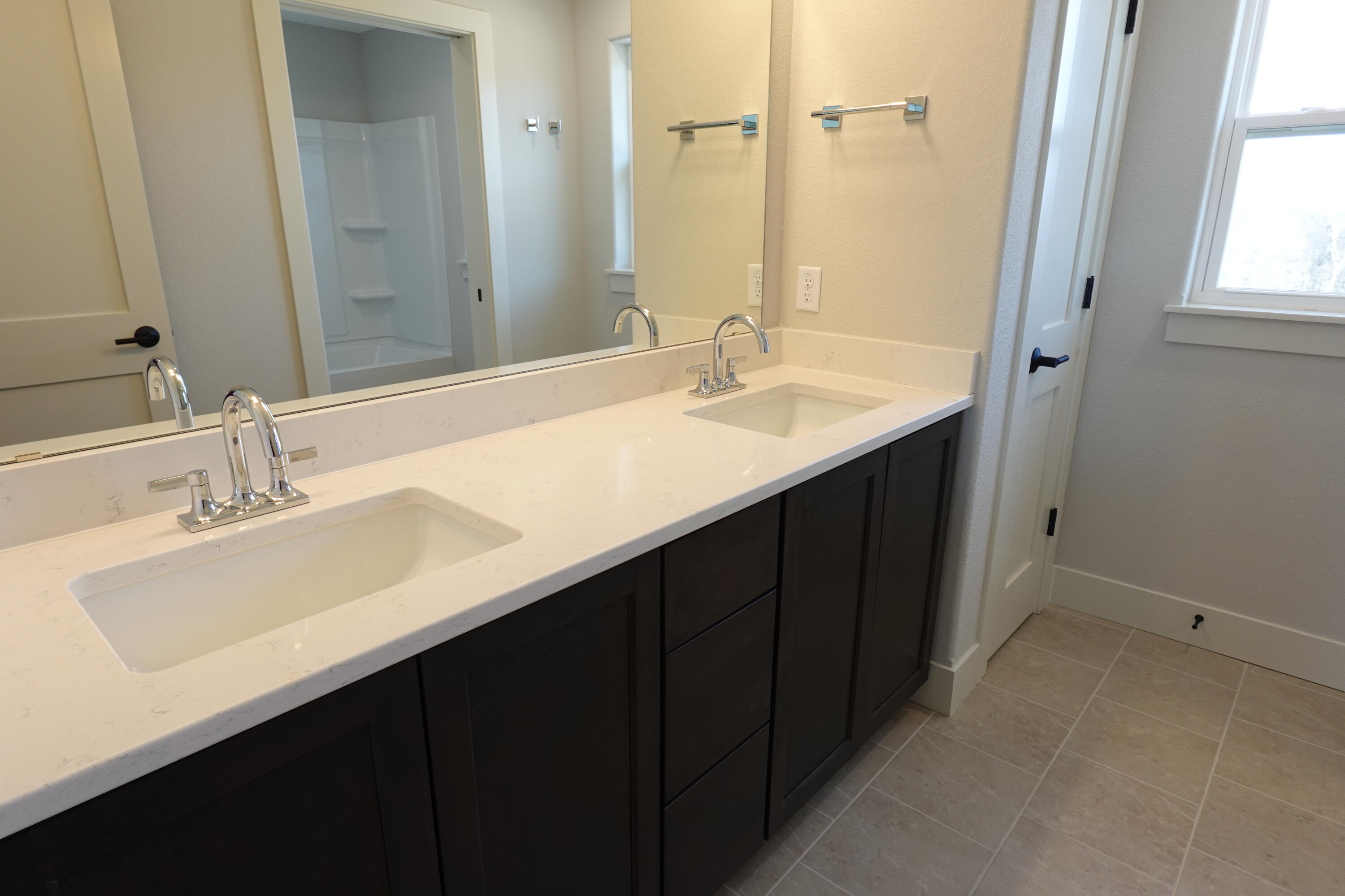 511 Woodside Court West Bend, WI 53095 - Photo 43 of 49 Family Bath