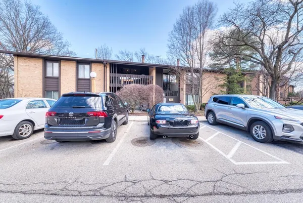 $1,800 | 6103 Knoll Valley Drive, Unit 104, Willowbrook, IL 60527