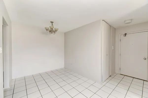 $1,800 | 6103 Knoll Valley Drive, Unit 104, Willowbrook, IL 60527