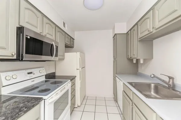 $1,800 | 6103 Knoll Valley Drive, Unit 104, Willowbrook, IL 60527