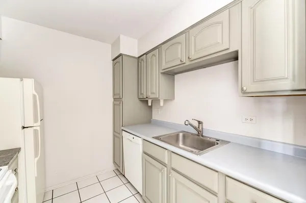 $1,800 | 6103 Knoll Valley Drive, Unit 104, Willowbrook, IL 60527