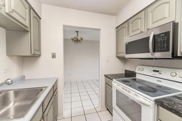 $1,800 | 6103 Knoll Valley Drive, Unit 104, Willowbrook, IL 60527