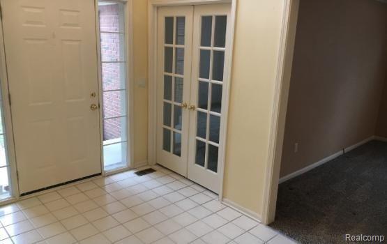 2700 Fox Woods Lane Rochester Hills, MI 48307 - Photo 3 of 39