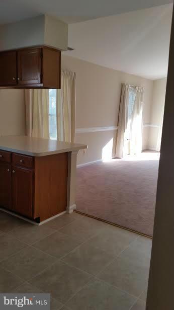 525 Coover Road Annapolis, MD 21401 - Photo 7 of 17 View of family room and kitchen counter