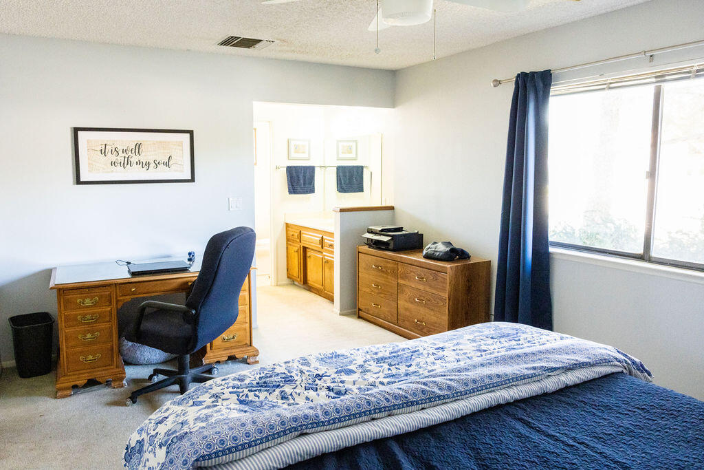 812 West Vicki Avenue Ridgecrest, CA 93555 - Photo 24 of 68 a bedroom with a workspace