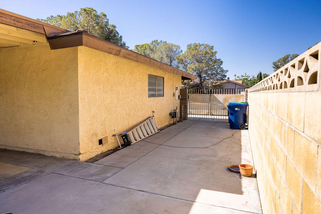 812 West Vicki Avenue Ridgecrest, CA 93555 - Photo 5 of 68 812VickieSt-4