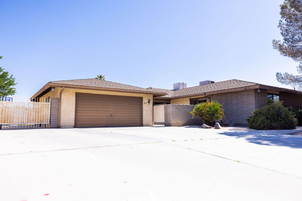 812 West Vicki Avenue Ridgecrest, CA 93555 - Photo 62 of 68 a front view of a house with a yard