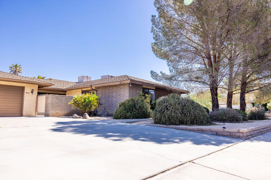 812 West Vicki Avenue Ridgecrest, CA 93555 - Photo 64 of 68 a front view of a house with a yard and garage
