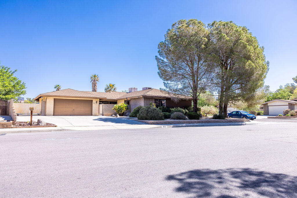 812 West Vicki Avenue Ridgecrest, CA 93555 - Photo 66 of 68 a front view of a house with a yard and garage