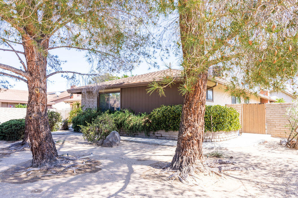 812 West Vicki Avenue Ridgecrest, CA 93555 - Photo 68 of 68 a front view of a house with a yard and an trees