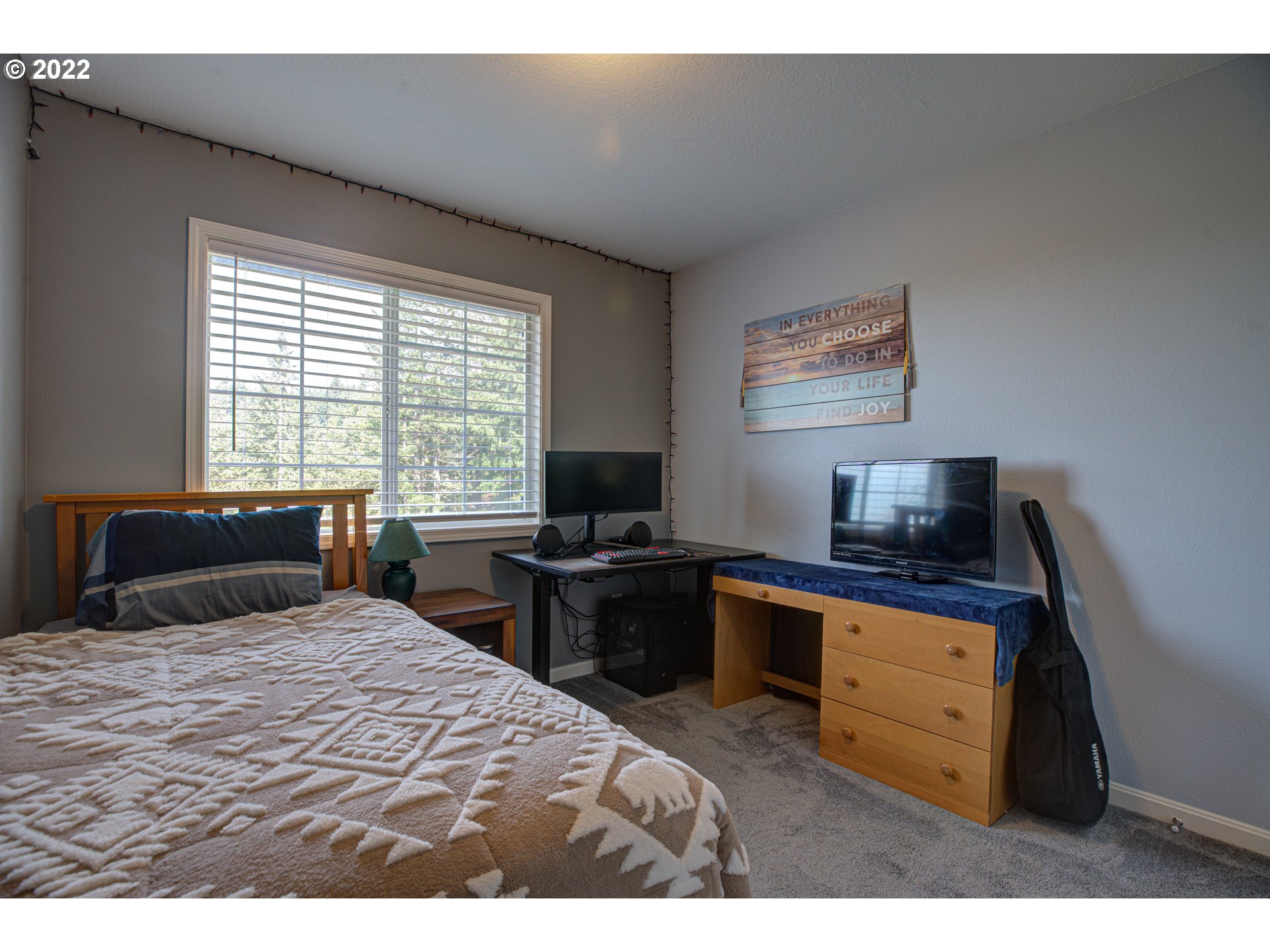13780 Southeast Rust Way Damascus, OR 97089 - Photo 20 of 28 a bedroom with a bed and a computer on the desk