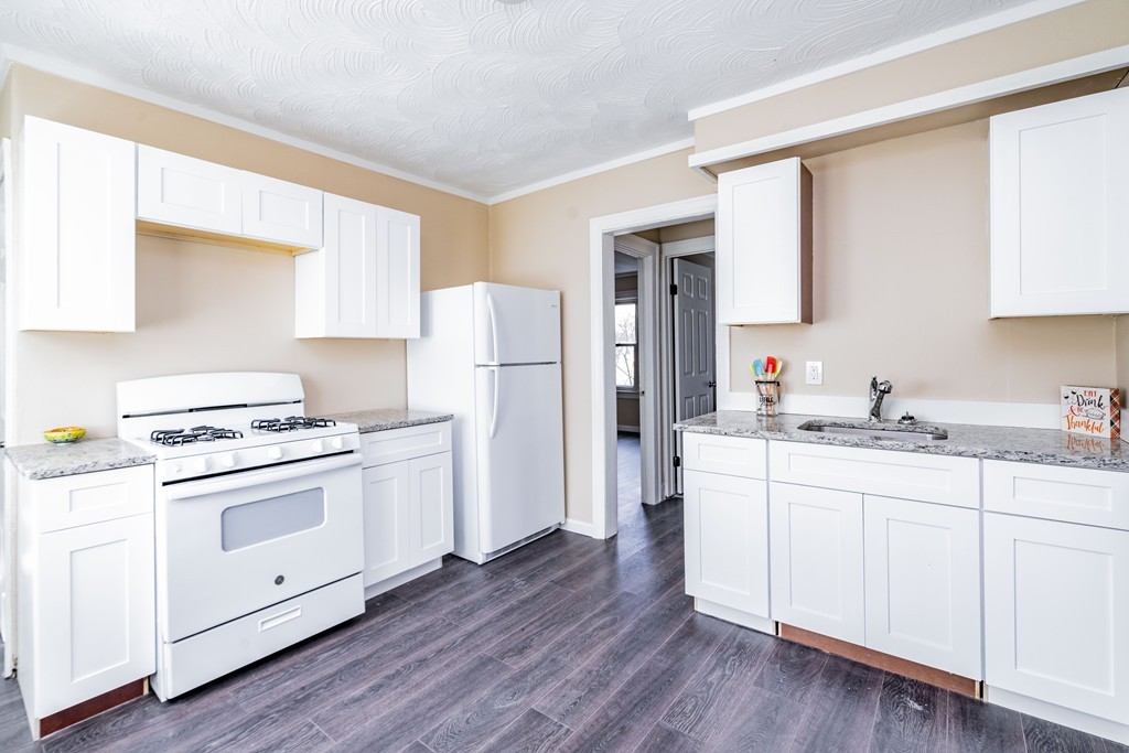 11-15 Braddock Street Springfield, MA 01109 - Photo 8 of 27 Gallery Image 8