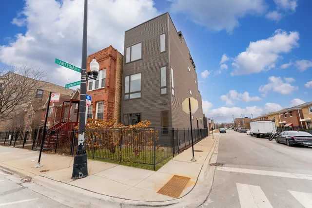 $6,000 | 2437 West Jackson Boulevard, Chicago, IL 60612