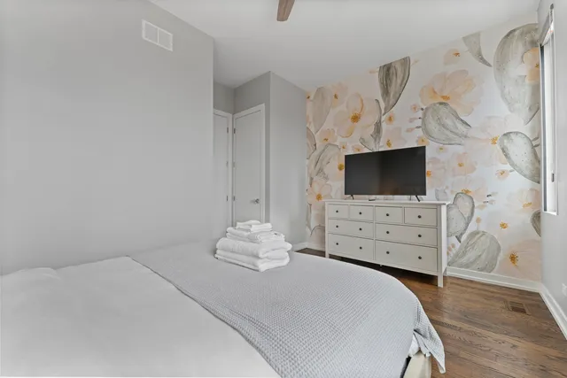 $6,000 | 2437 West Jackson Boulevard, Chicago, IL 60612