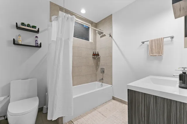 $6,000 | 2437 West Jackson Boulevard, Chicago, IL 60612